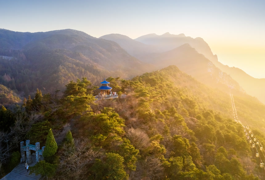 清早,绿树成荫阳光普照在江西省森林上空自然风景