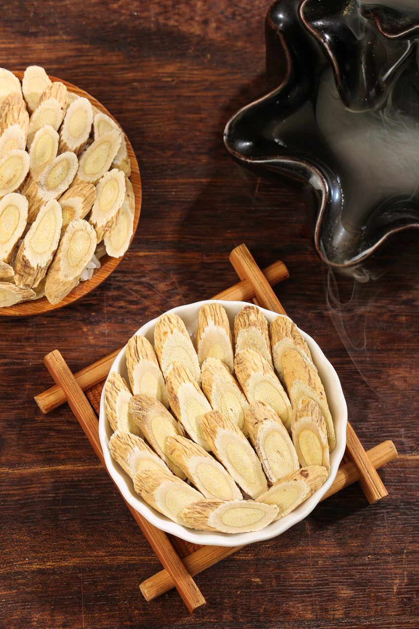 深底上的黄芪片