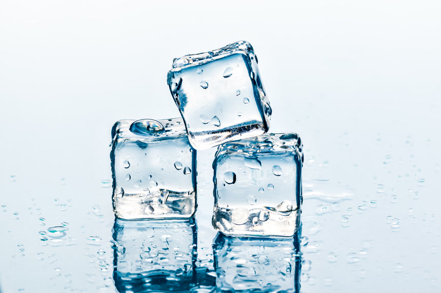 白色背景上的冰块创造性照片生活方式