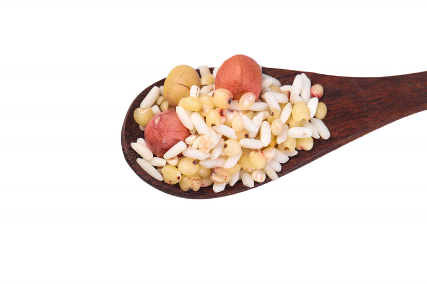 白底上的花生五谷豆浆