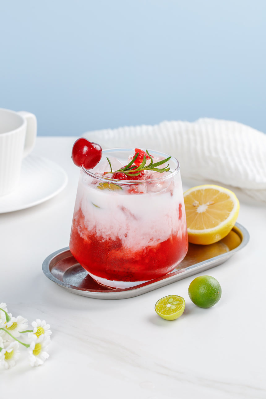 桌子上的夏日冷饮