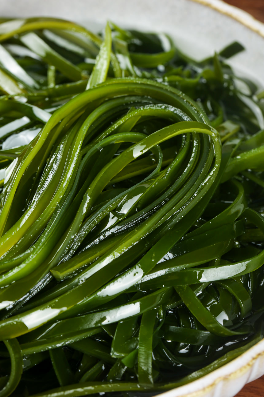 木底上的压缩海带丝