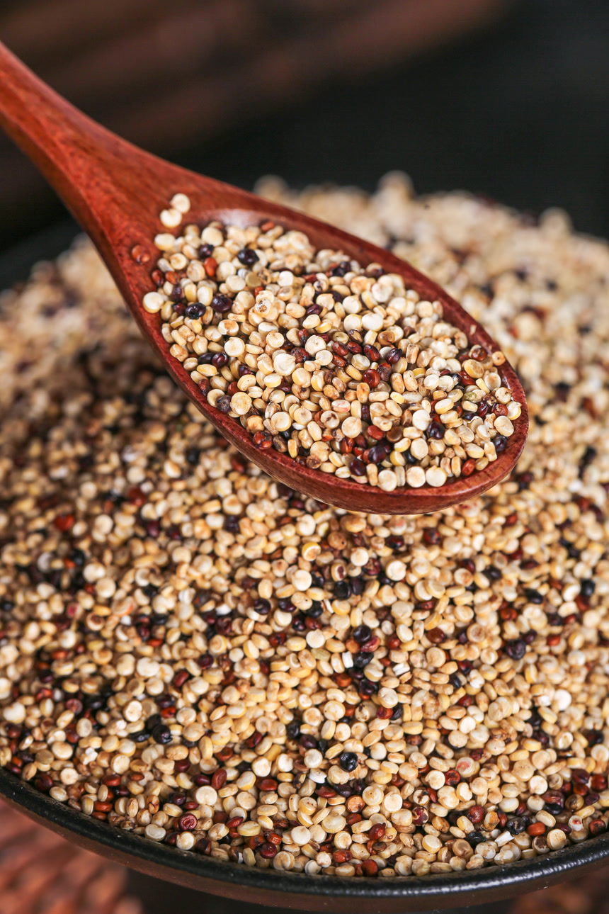 深底上的三色藜麦