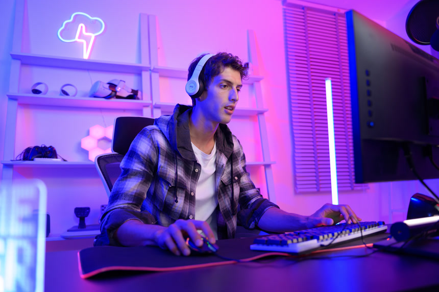 年轻的白种人Pro Gamer在家里与他的粉丝们进行现场直播和聊天