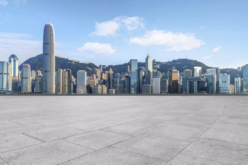 蓝天下空旷的大理石地板和城市景观