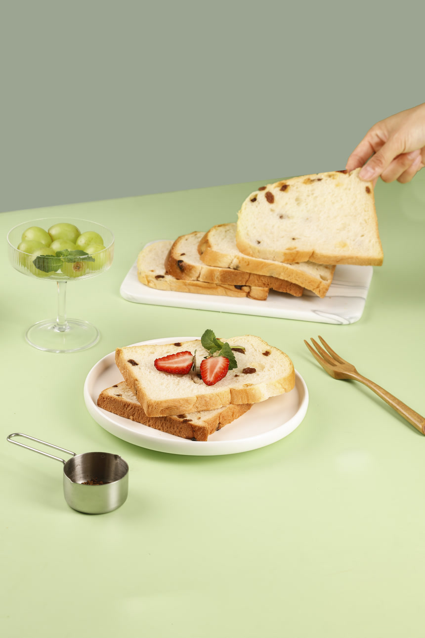 浅底上的葡萄干吐司