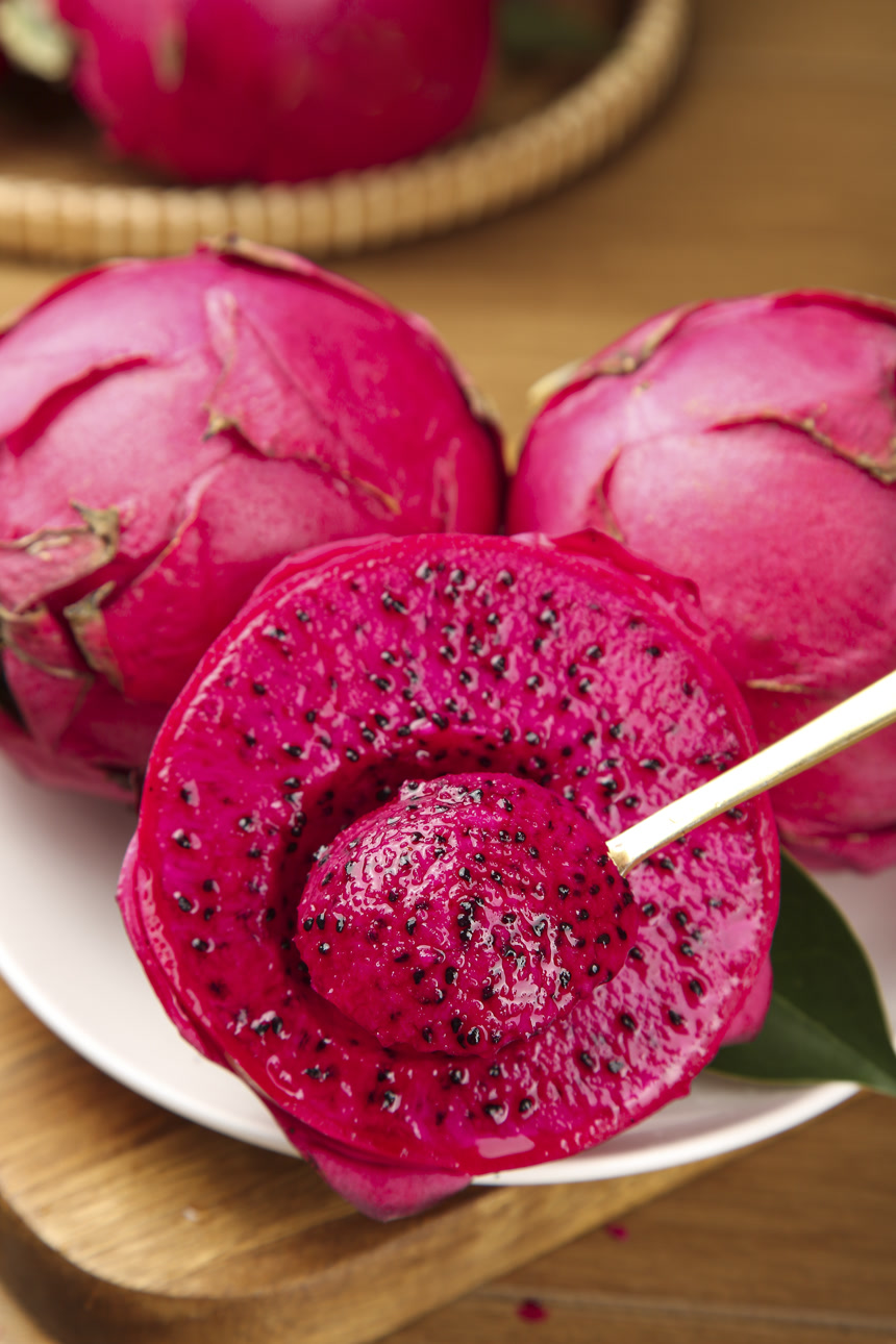 木底上的红心火龙果