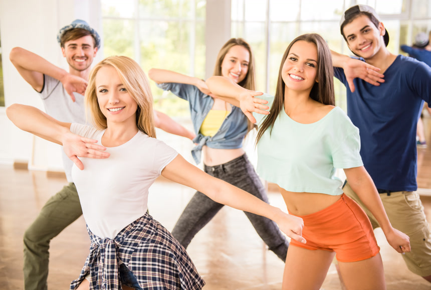 年轻男女在舞蹈室联系跳舞舞蹈教学
