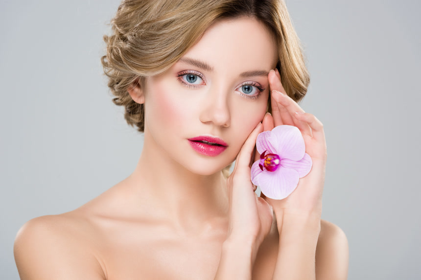 拿着紫色的兰花的女模特美容医美棚拍背景