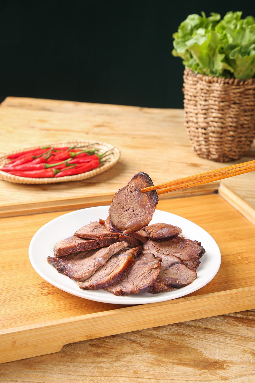 盘子里的卤牛肉