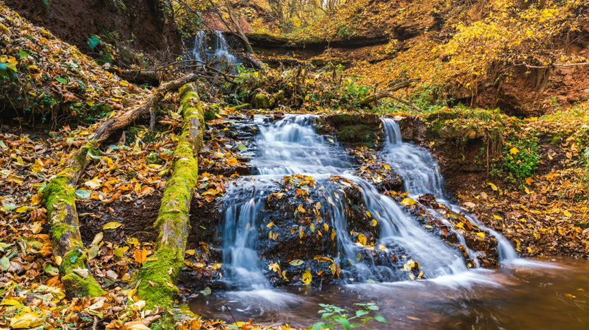 秋天乌克兰捷尔诺波尔州瀑布唯美风景桌面壁纸