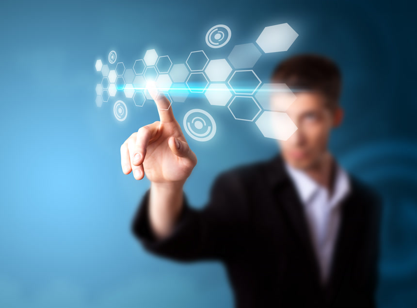 西装革履的男性商人用手指按下虚拟按钮