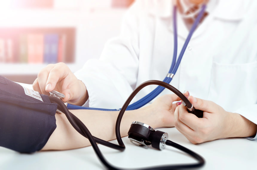 医生测量病人的压力医疗健康