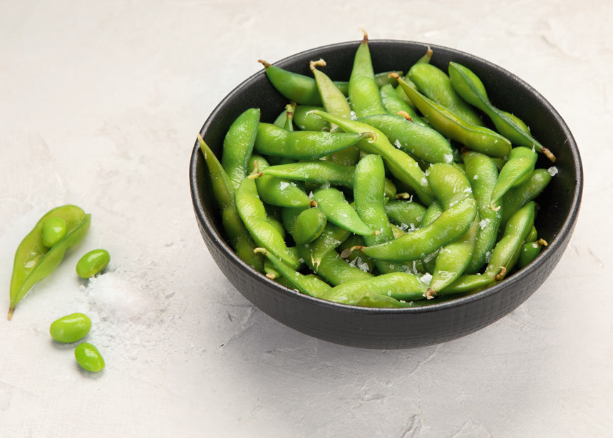 新鲜毛豆装在黑色的碗里健康生活方式