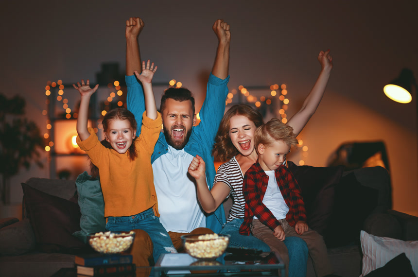 家庭 母亲 父亲 和孩子 看 投影机， 电视， 电影生活方式家庭生活