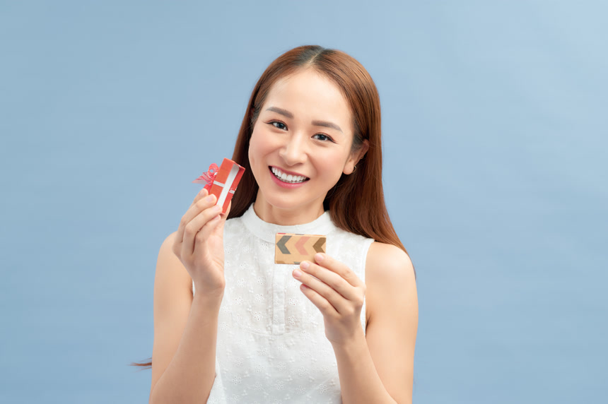 漂亮的休闲女人手里拿着小礼物生活方式