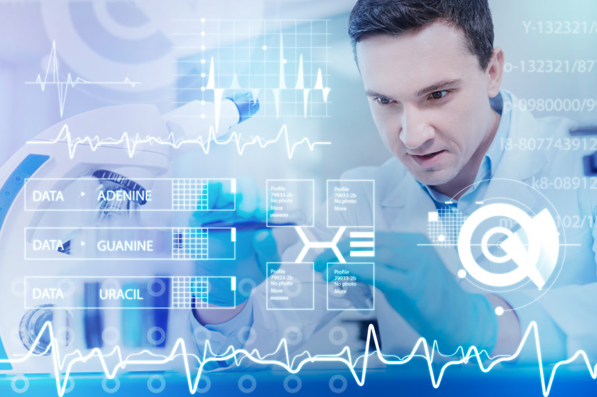 男医生仔细观察手中的样本医疗健康