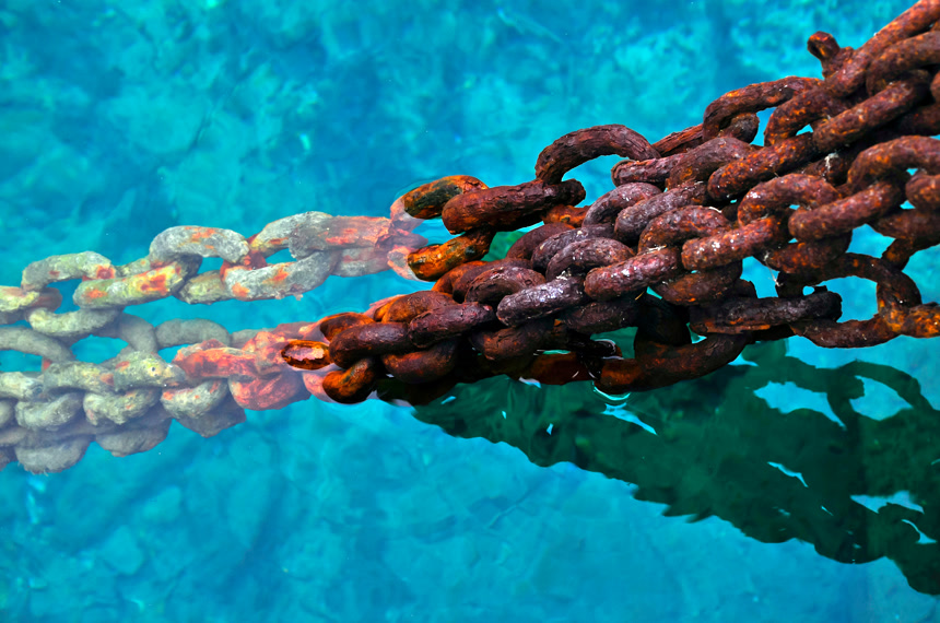 蓝色水中生锈的旧链