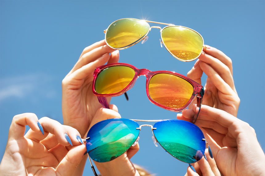 蓝天背景下三双手拿着三副太阳镜文艺清新产品展示图