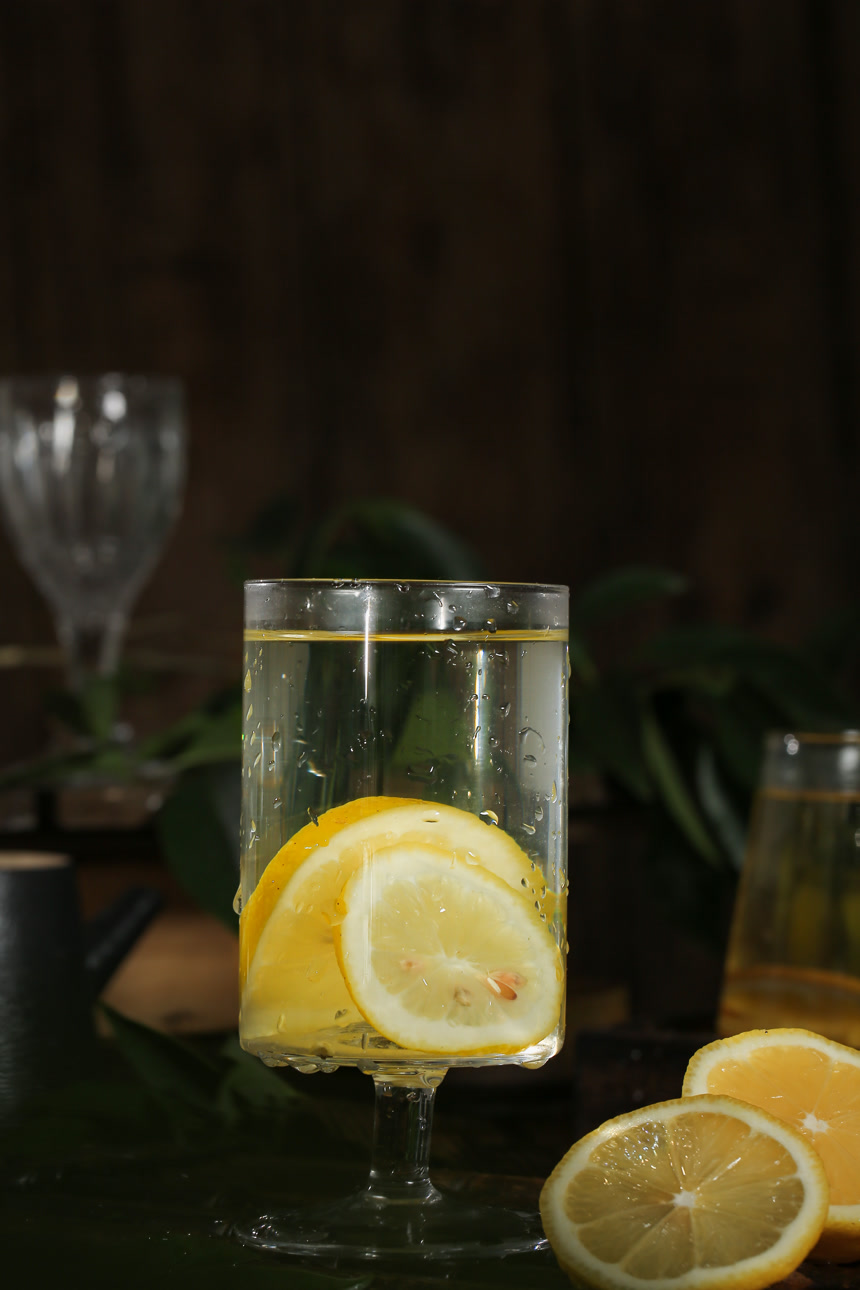 深底上的柠檬水