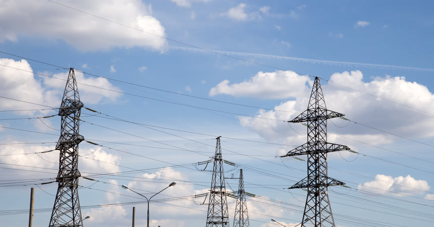 天空下的电塔摄影图人文建筑景观