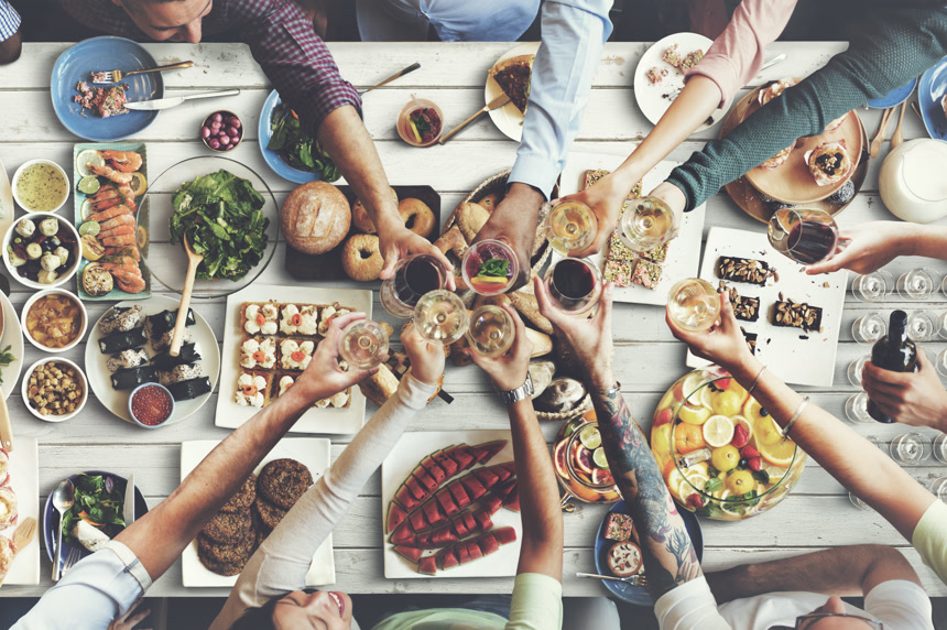 众多朋友的聚会文艺清新美食餐桌壁纸