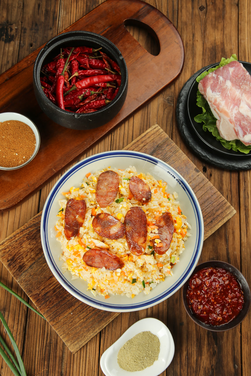 木底上的腊肠炒饭