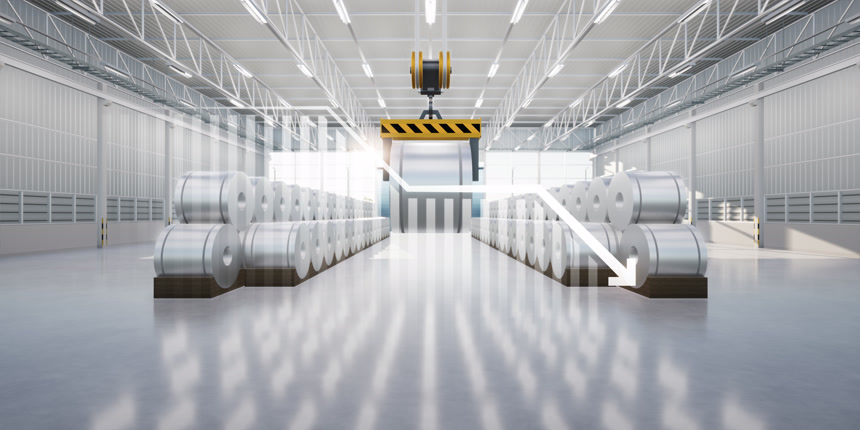 钢卷、不锈钢或镀锌钢卷在工厂仓库或仓库内的三维渲染。包括头顶起重机,减少条形图或图表.低利润概念钢价和趋势.