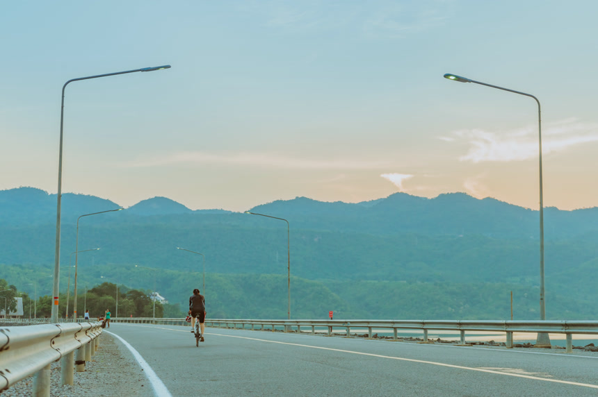 泰国妇女在日落后的傍晚骑自行车锻炼生活方式