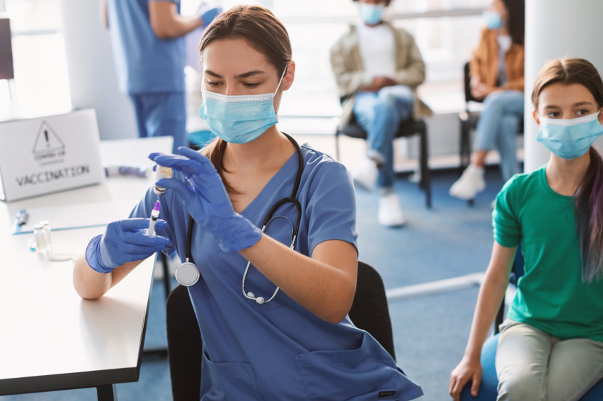 医生拿着注射器准备接种疫苗医疗保健医院宣传