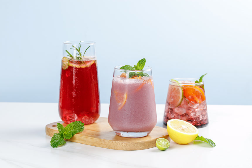 桌子上的夏日冷饮