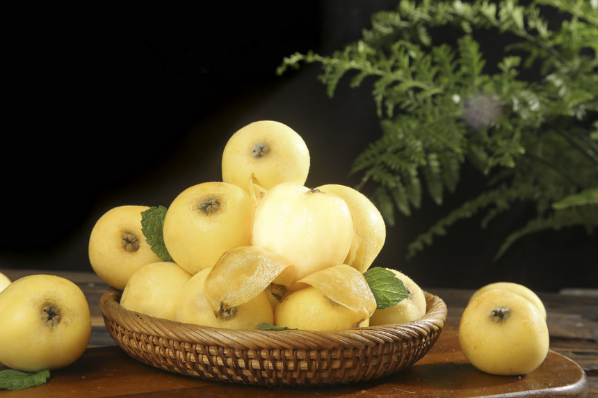 深底上的白玉枇杷