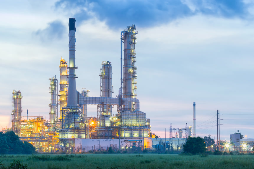 工作中灯火通明的炼油业工厂全景拍摄