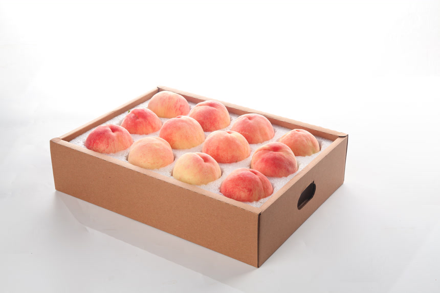 白底上一箱阳山水蜜桃