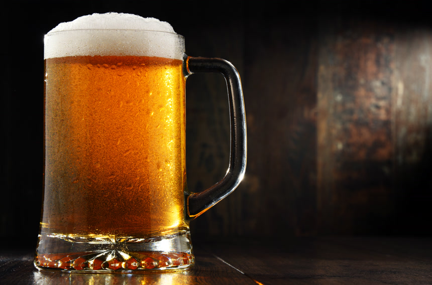 装满啤酒的啤酒杯