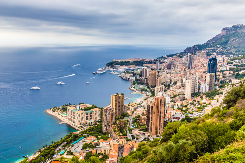 蓝色天空下沿海密集城市小镇