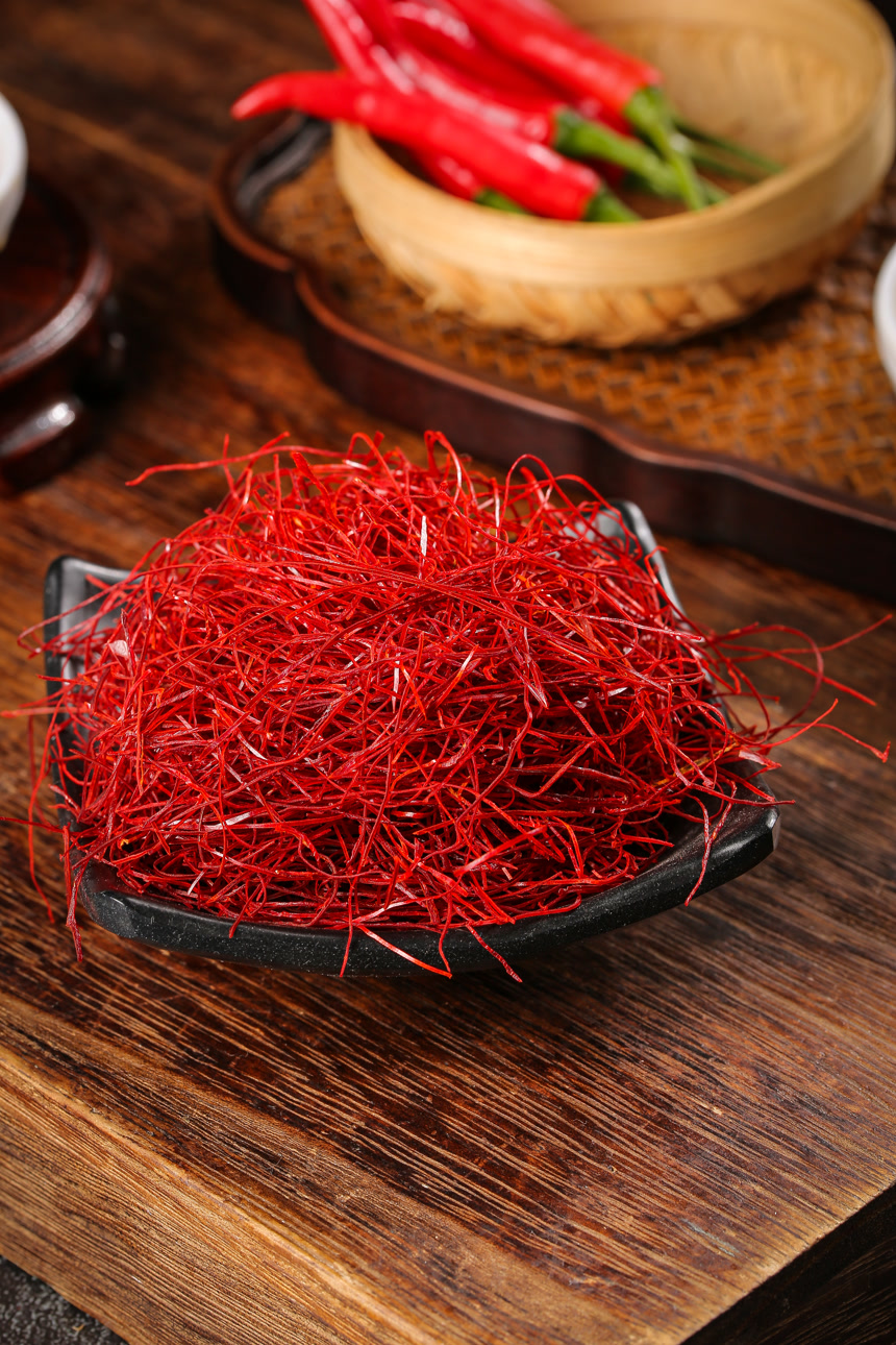 深底上的细辣椒丝