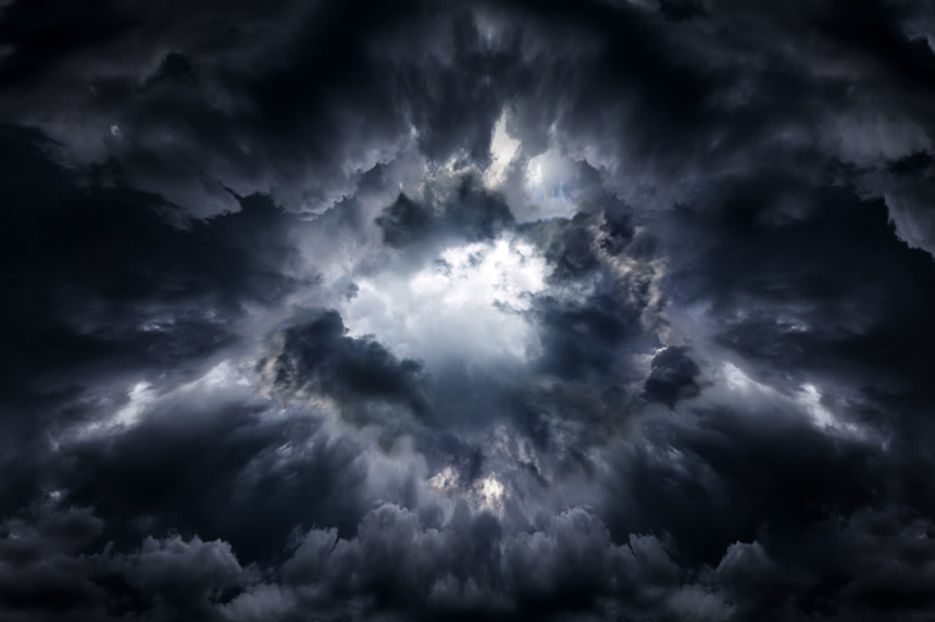 黑暗与戏剧性的风暴云彩中的孔洞