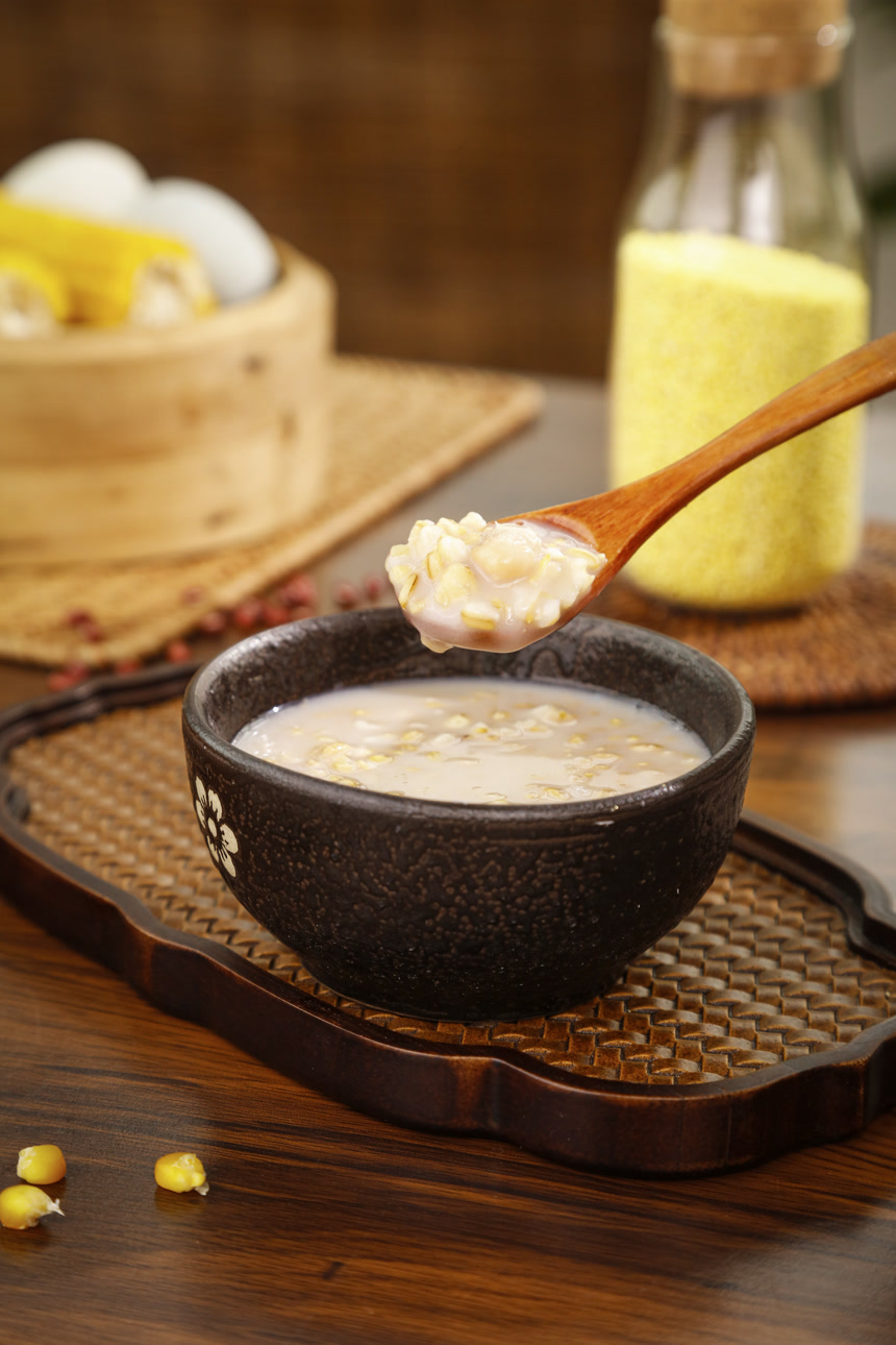 深底上的玉米燕麦粥