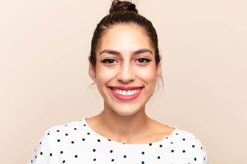 年轻的拉丁女人面容呆滞美容肖像