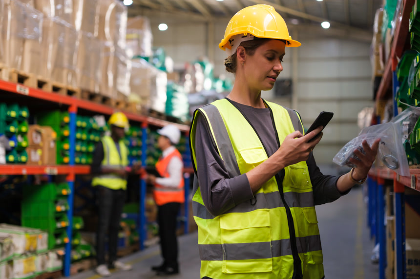 在仓储厂工作的产业工人小组工作场所