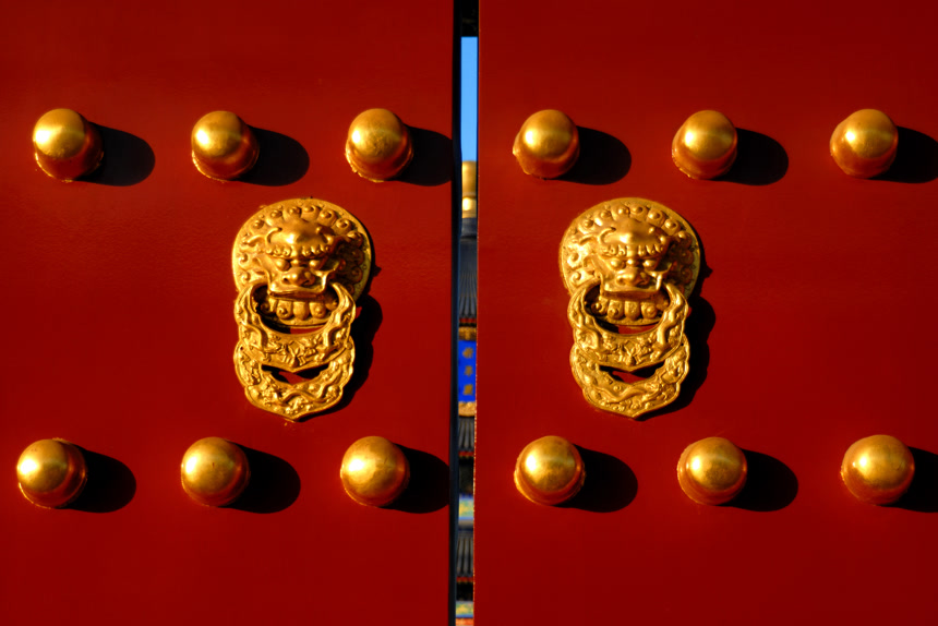 红色中国门与金狮把手中国文化宣传