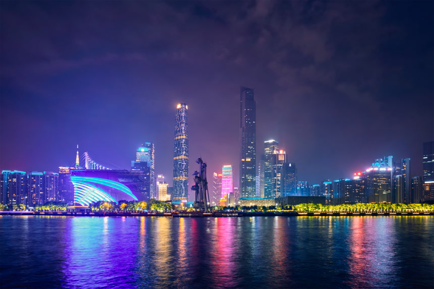 城市的夜景宁静的水一排现代建筑群灯光璀璨