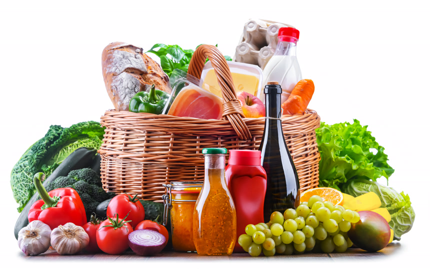 装有各种新鲜蔬菜和水果的篮子健康生活方式