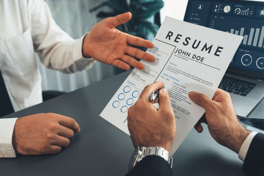 手拿简历参加面试的应聘者生活方式 