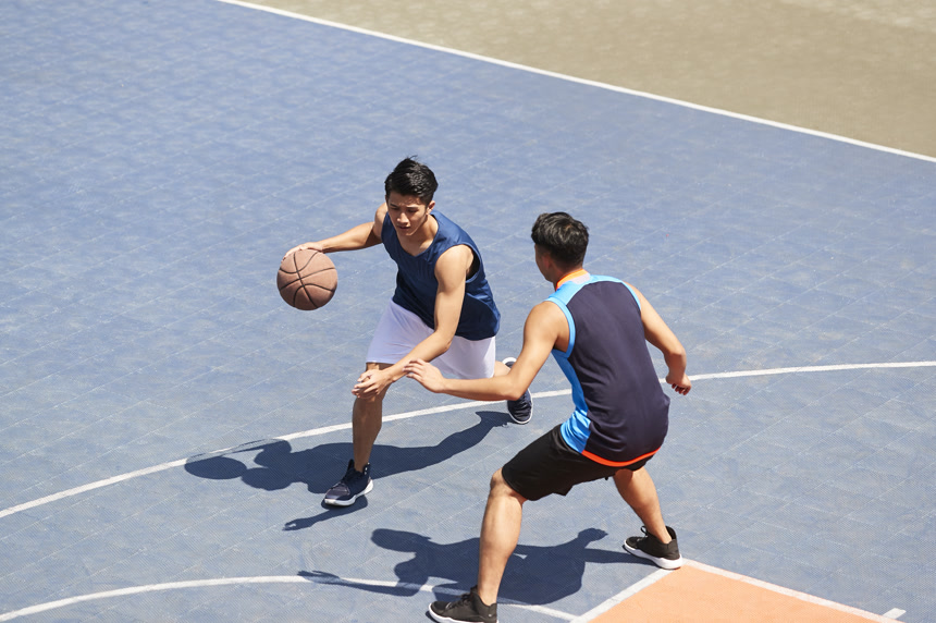 两个年轻的篮球运动员在户外赛场比赛人像背景壁纸 