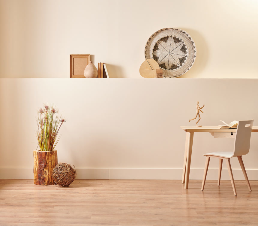 现代家居室内房间新型装饰木桌和椅子简约设计温馨植物书籍风格