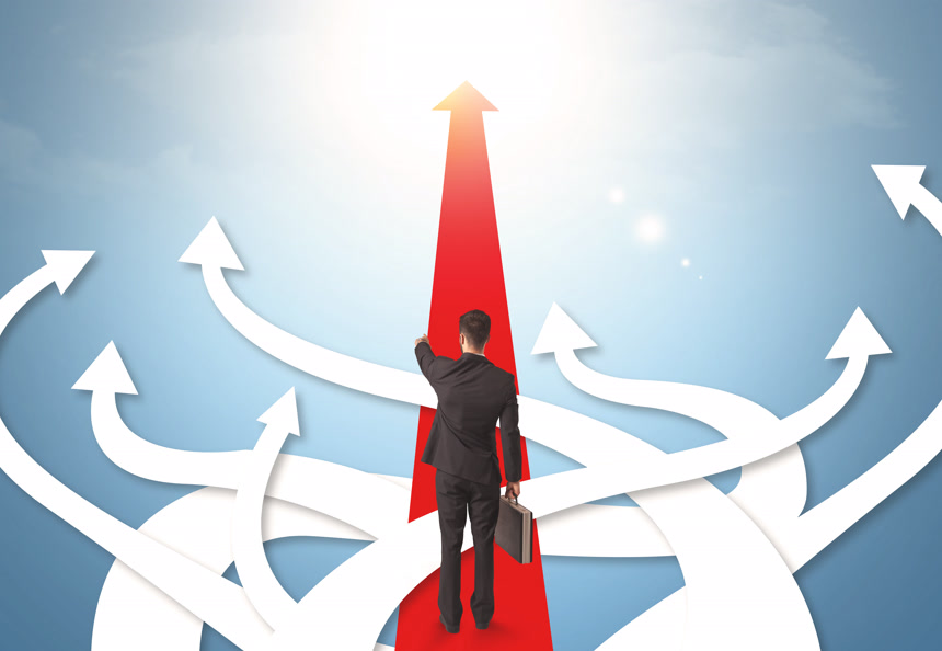 商人站在不同的方向箭头上商务