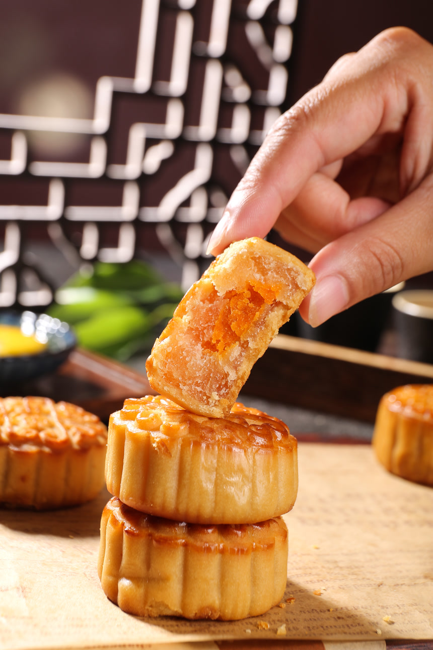 深底上的莲蓉蛋黄月饼