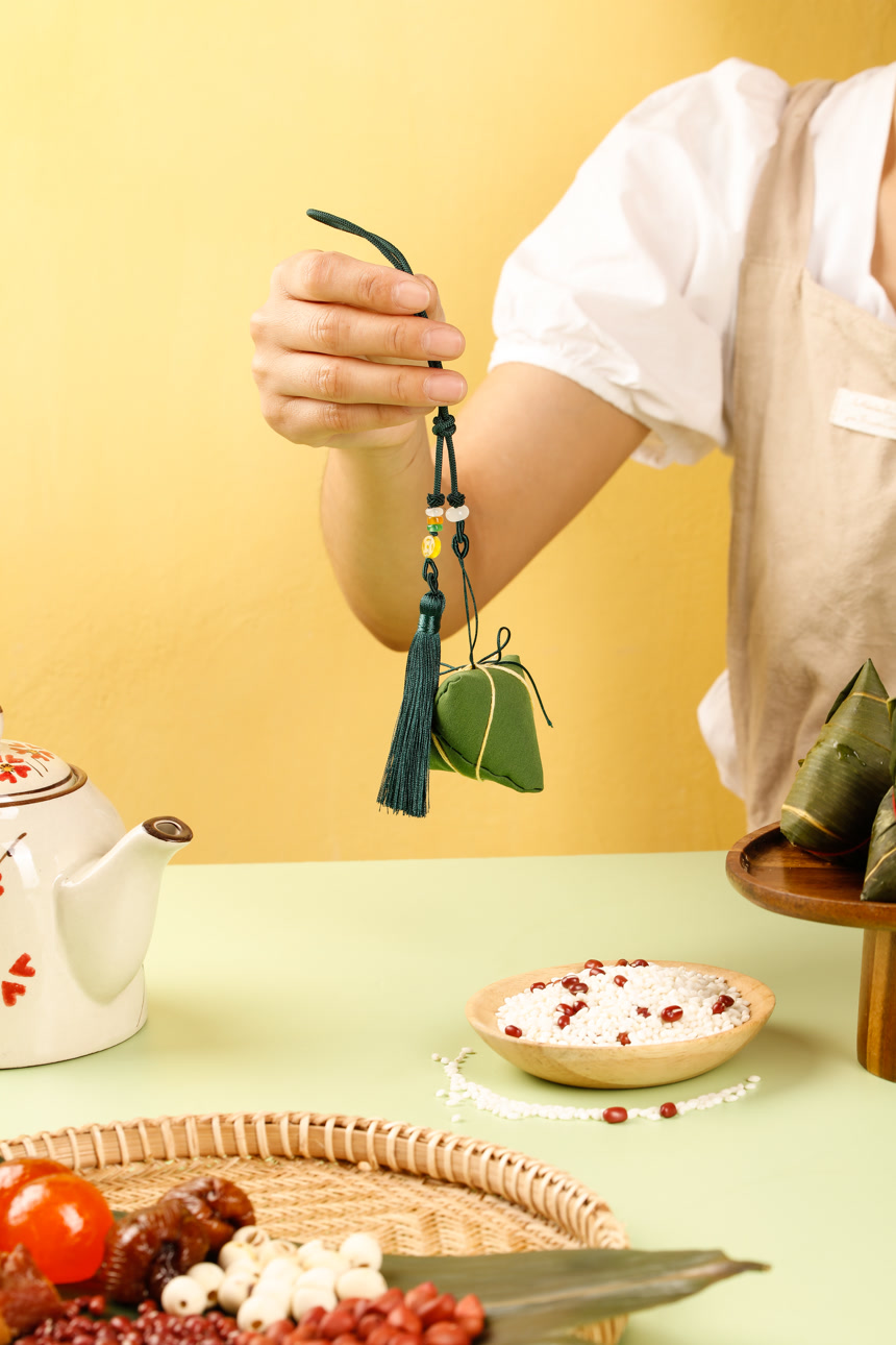 浅底上的糯米粽子